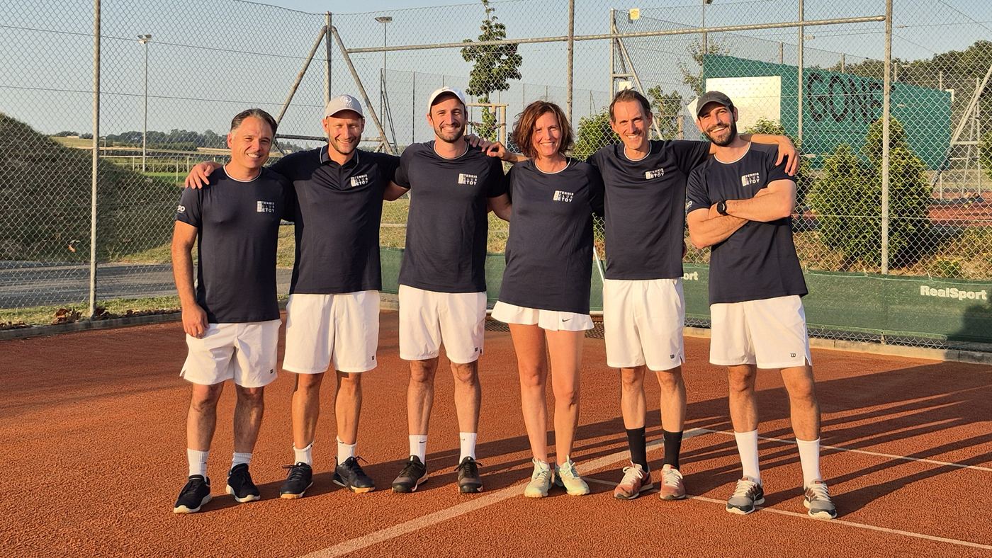 Les six membres du comité du Tennis Club Etoy, réunis sur un court du club.